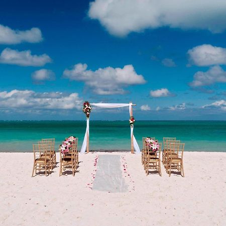 Courtyard By Marriott Nassau Downtown/Junkanoo Beach Bagian luar foto