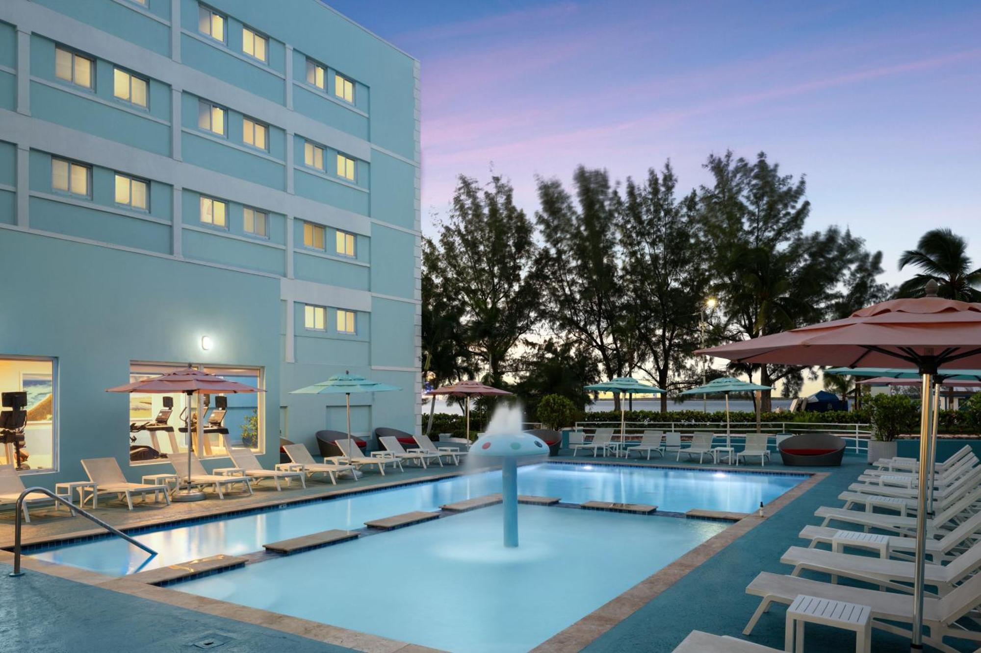 Courtyard By Marriott Nassau Downtown/Junkanoo Beach Bagian luar foto