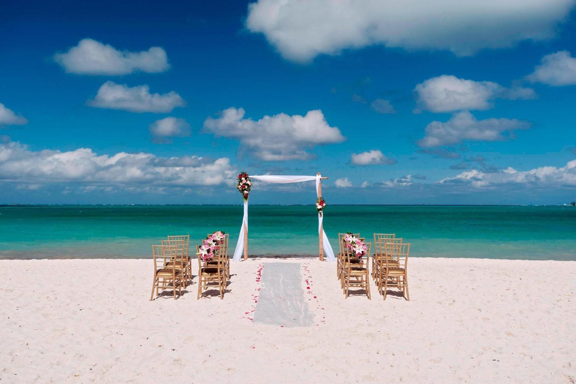 Courtyard By Marriott Nassau Downtown/Junkanoo Beach Bagian luar foto