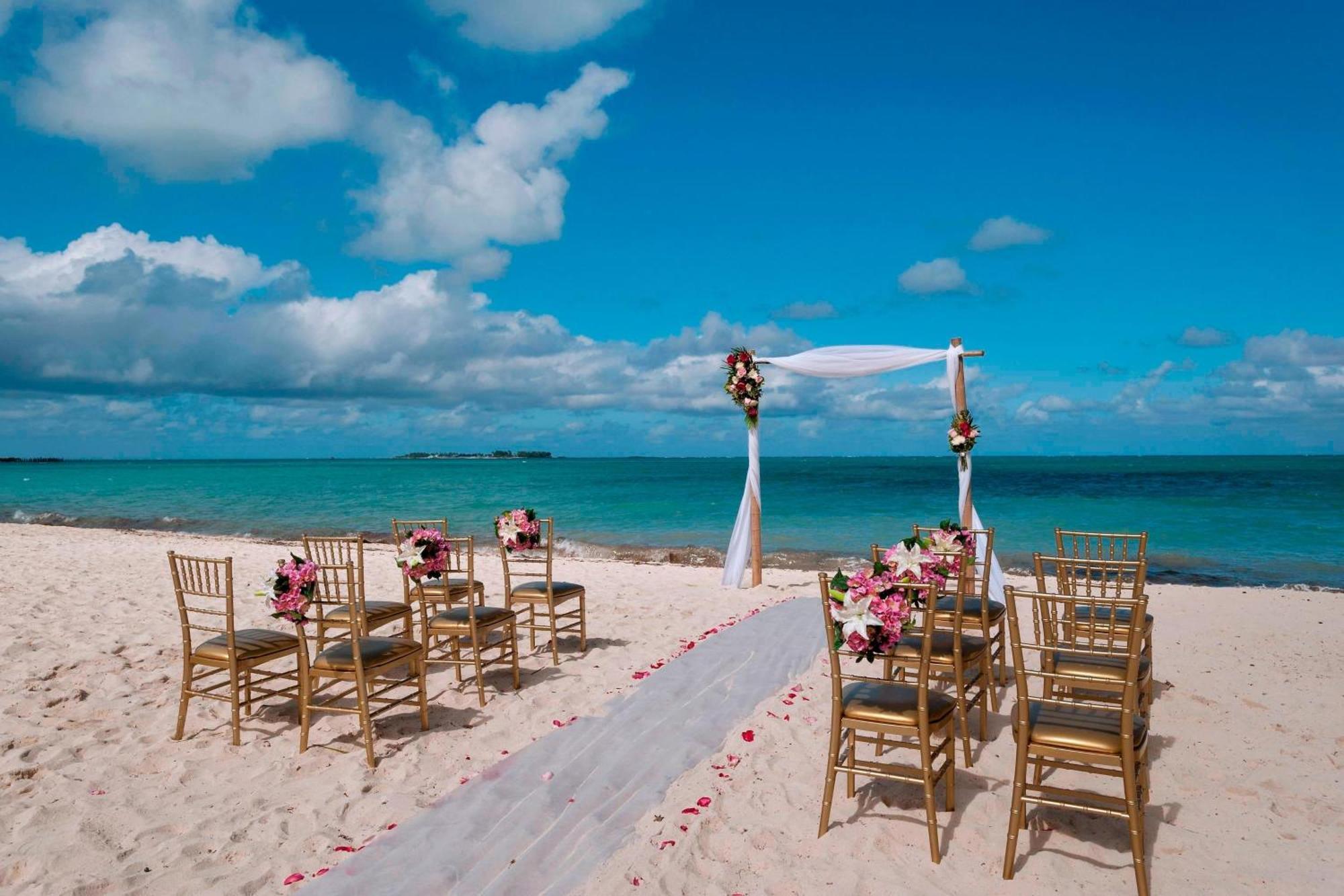 Courtyard By Marriott Nassau Downtown/Junkanoo Beach Bagian luar foto